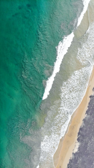 白天海岸海浪鸟瞰图